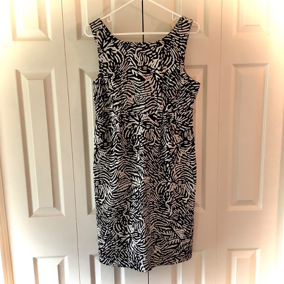 Black &White Pattern Shift Dress - Picture 2 of 10
